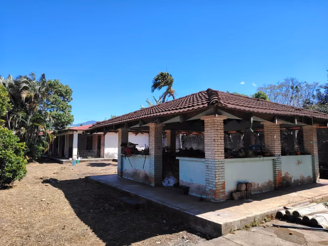 EN VENTA AMPLIA PROPIEDAD CON EXCELENTE UBICACIÓN COMERCIAL, HEREDIA
