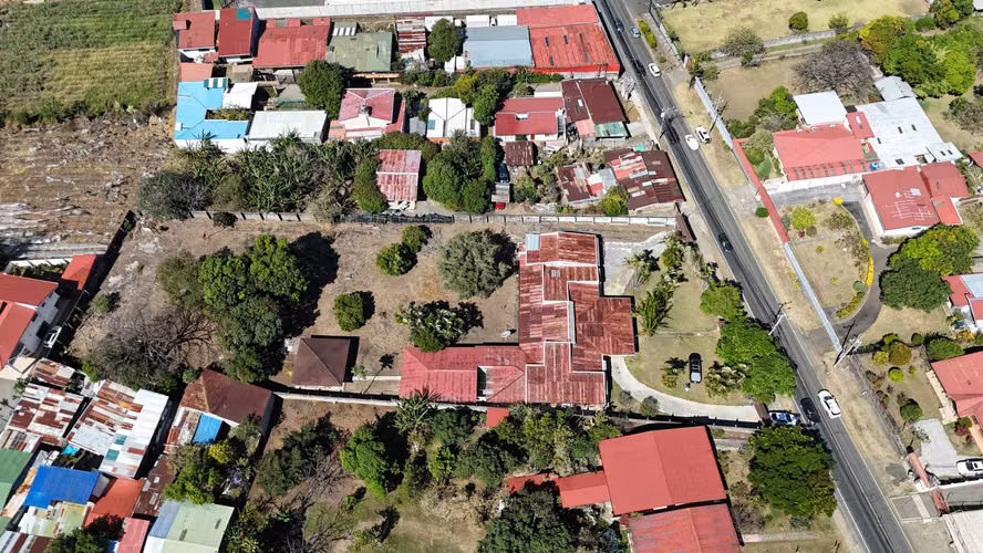 EN VENTA AMPLIA PROPIEDAD CON EXCELENTE UBICACIÓN COMERCIAL, HEREDIA
