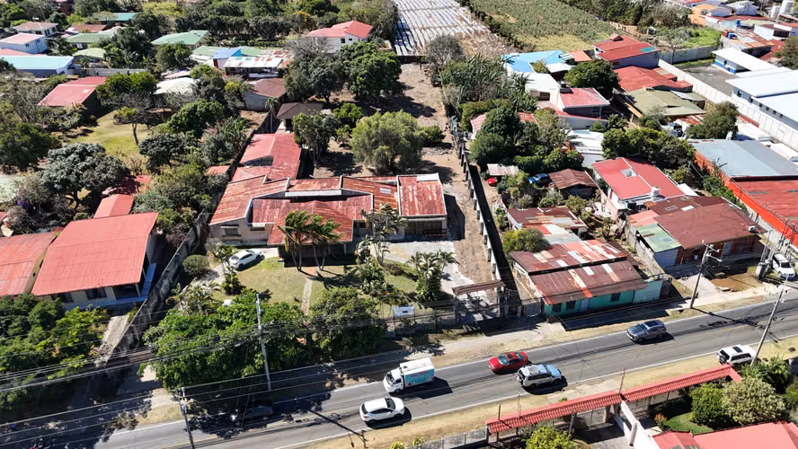 EN VENTA AMPLIA PROPIEDAD CON EXCELENTE UBICACIÓN COMERCIAL, HEREDIA