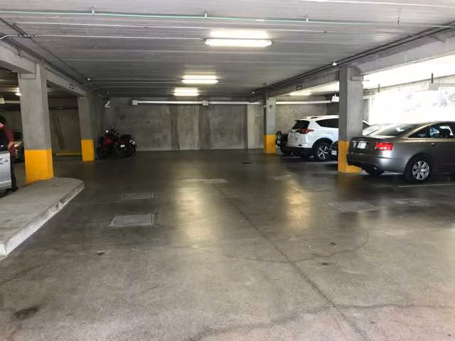 OFICINA EN ALQUILER EN SAN RAFAEL DE ESCAZÚ - frente Avenida Escazú– 53 M² | 2 PARQUEOS | EXCELENTE UBICACIÓN