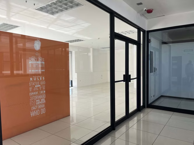 OFICINA EN ALQUILER EN SAN RAFAEL DE ESCAZÚ - frente Avenida Escazú– 53 M² | 2 PARQUEOS | EXCELENTE UBICACIÓN