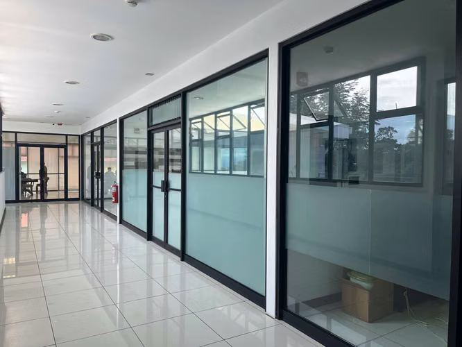 OFICINA EN ALQUILER EN SAN RAFAEL DE ESCAZÚ - frente Avenida Escazú– 53 M² | 2 PARQUEOS | EXCELENTE UBICACIÓN