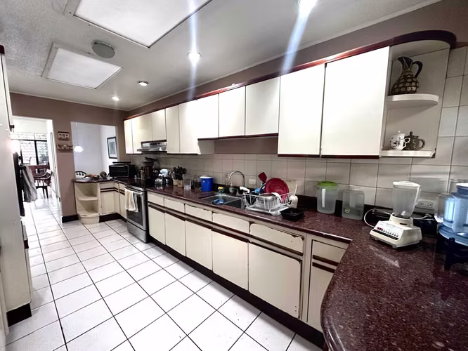 VENTA  DE CASA EN ESCAZU CON AMPLIO JARDIN $540000