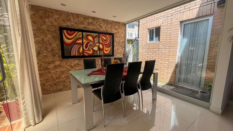 Venta. Santa Ana. Amplios espacios, ubicación privilegida.