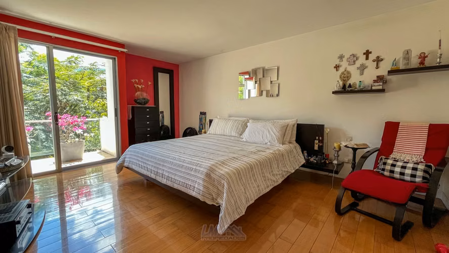 Venta. Santa Ana. Amplios espacios, ubicación privilegida.