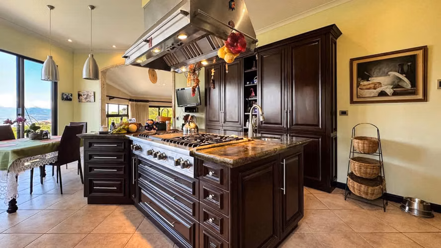 Se vende Casa de lujo en San Antonio de Escazú (AD).