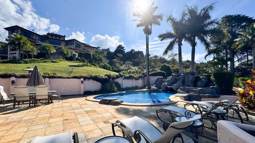 Se vende Casa de lujo en San Antonio de Escazú (AD).