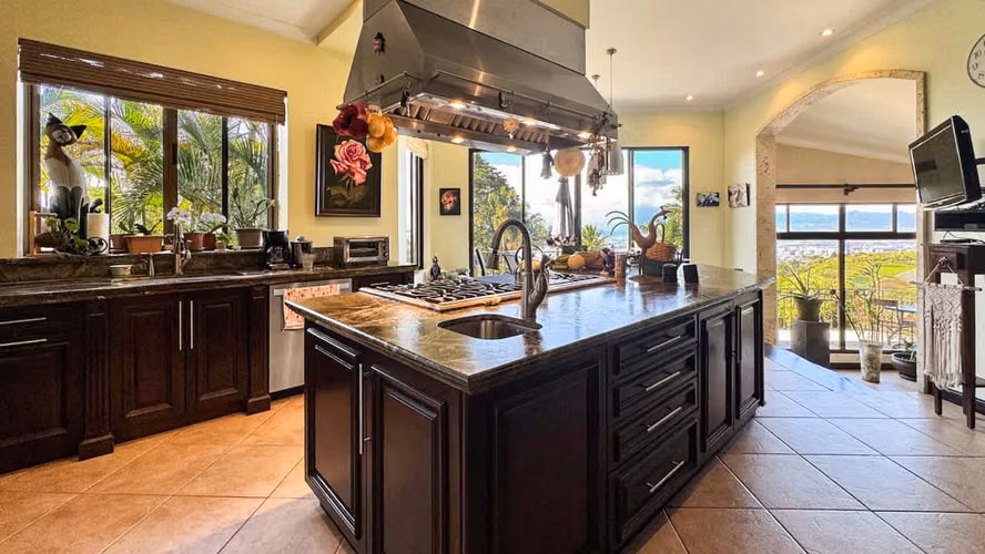 Se vende Casa de lujo en San Antonio de Escazú (AD).