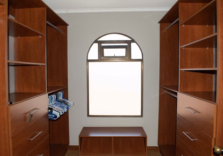 Se vende Escazú Guachipelín, casa independiente, con seguridad, patio grande, parqueo 5 vehículos - Imagen 10