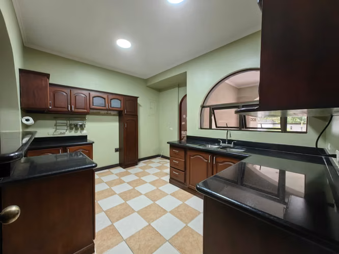 Se vende Escazú Guachipelín, casa independiente, con seguridad, patio grande, parqueo 5 vehículos - Imagen 6
