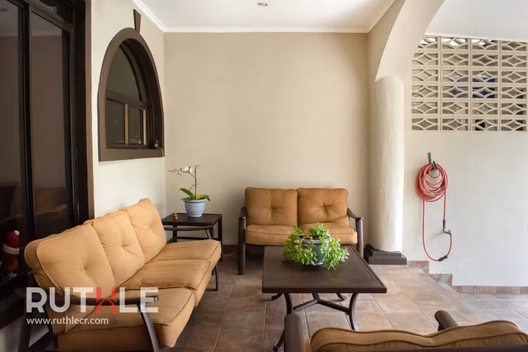 Se vende Escazú Guachipelín, casa independiente, con seguridad, patio grande, parqueo 5 vehículos - Imagen 14