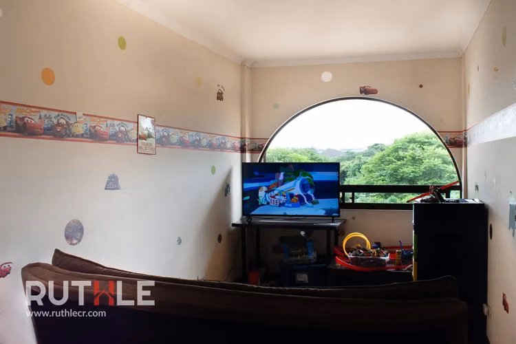 Se vende Escazú Guachipelín, casa independiente, con seguridad, patio grande, parqueo 5 vehículos - Imagen 17