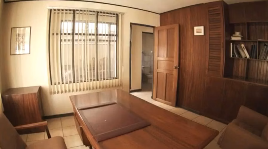 Se vende edificio en Barrio Amón con 2 apartamentos y sala de reuniones