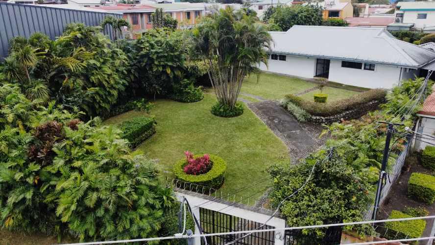 Vendo casa sobre vía principal Sabanilla