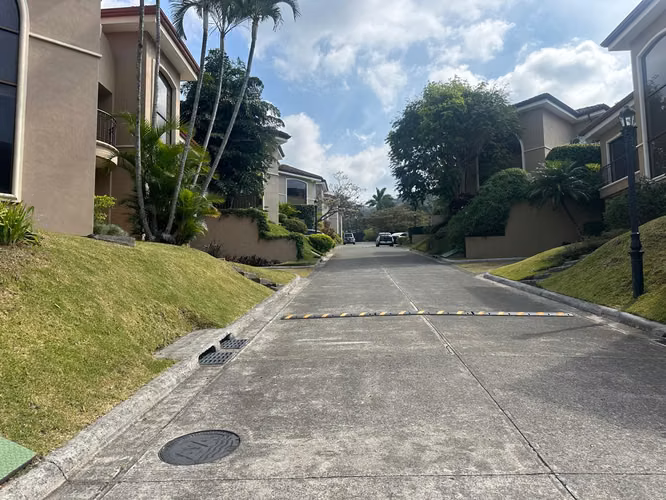 Venta de Casa en Condominio Los Pinos, Jaboncillos Escazú