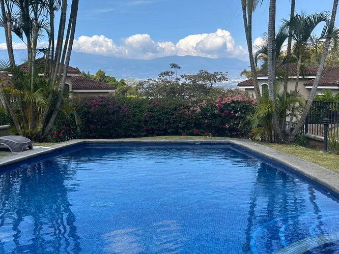 Venta de Casa en Condominio Los Pinos, Jaboncillos Escazú