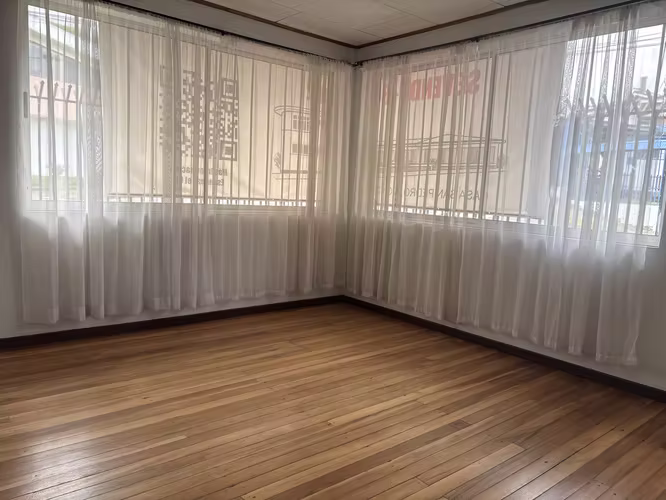 Se VENDE casa de una planta con apartamento en Barrio la Granja