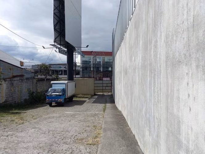 Venta Propiedad Comercial en Guadalupe dos frentes amplio parqueo - Imagen 2