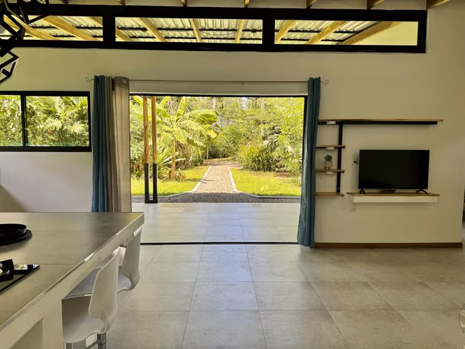 Casa Equipada en Venta a 300 Metros de Playa Grande, Cahuita