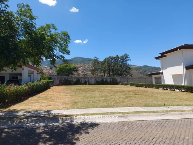 VENTA Lote en exclusivo Condominio muy cerca de la 27. SANTA ANA - Imagen 2