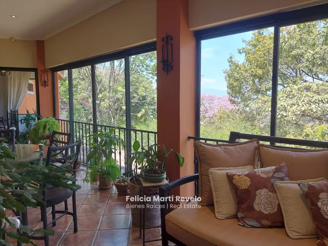 VENTA de Casa Independiente con VISTA ESPECTACULAR + un Apartamento en Escazú