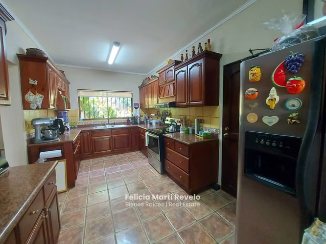 VENTA de Casa Independiente con VISTA ESPECTACULAR + un Apartamento en Escazú