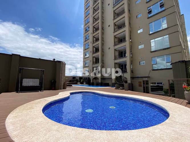 Venta de apartamento de 1 habitación en condominio. Sabana Sur.