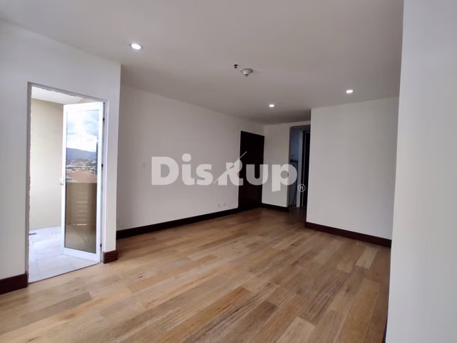 Venta de apartamento de 1 habitación en condominio. Sabana Sur.