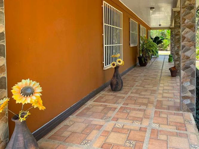 Se vende linda y amplia Casa amueblada en Limonal, Coyolar (MV).
