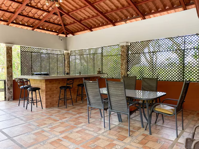 Se vende linda y amplia Casa amueblada en Limonal, Coyolar (MV).