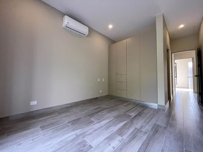 Venta Townhouse Frente a Lago en Condominio Exclusivo – Playa Hermosa, Jacó - Imagen 3