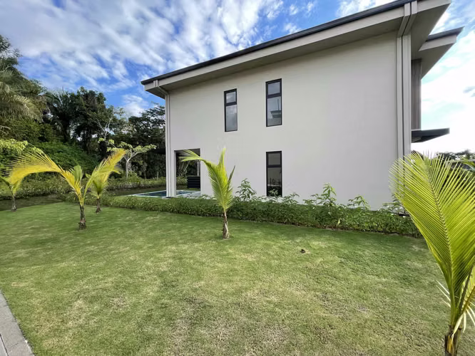 Venta Townhouse Frente a Lago en Condominio Exclusivo – Playa Hermosa, Jacó - Imagen 8