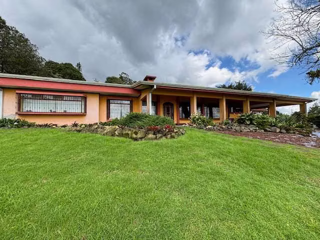Venta de terreno con casa de una planta. Llano Grande, Cartago (SV)
