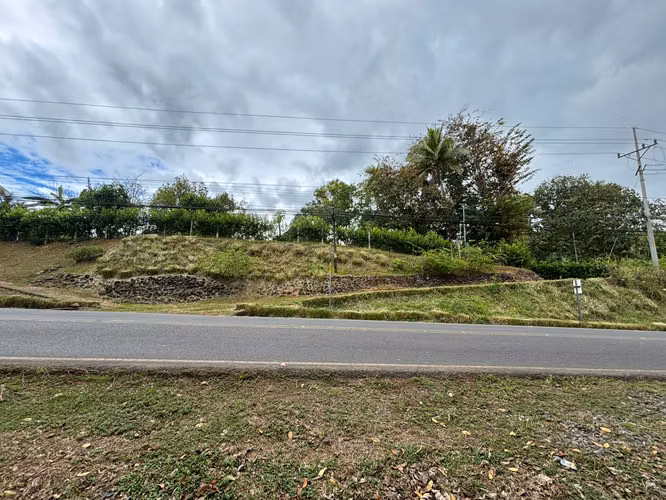 Venta de terreno con tres casas. San Mateo, Alajuela (SV)