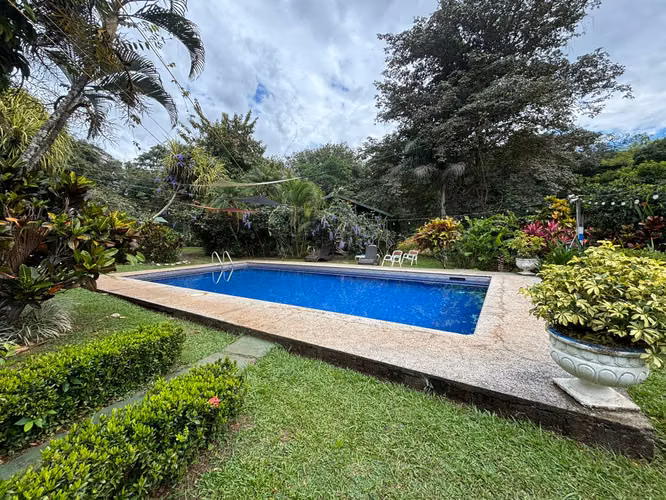 Venta de terreno con tres casas. San Mateo, Alajuela (SV)