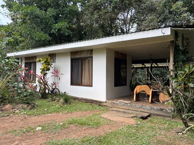 Venta de terreno con tres casas. San Mateo, Alajuela (SV)