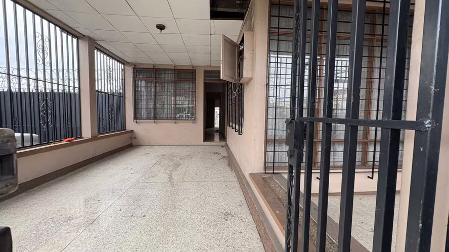 Alquiler de casa, en el centro de Zapote, listo para remodelación!! - Imagen 4