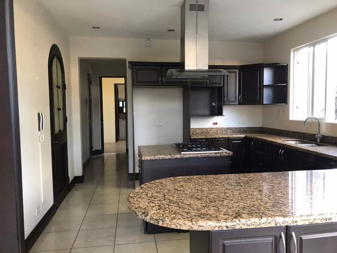 Venta de casa de lujo en condominio en Lomas de Ayarco Sur, Curridabat, 5717