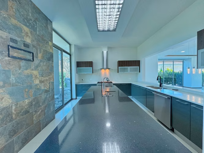 SE ALQUILA O SE VENDE CASA DE LUJO EN CERRO COLÓN