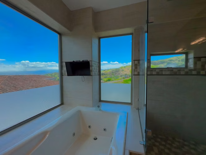 SE ALQUILA O SE VENDE CASA DE LUJO EN CERRO COLÓN