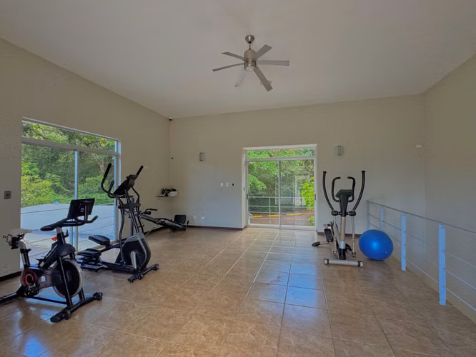 SE ALQUILA O SE VENDE CASA DE LUJO EN CERRO COLÓN