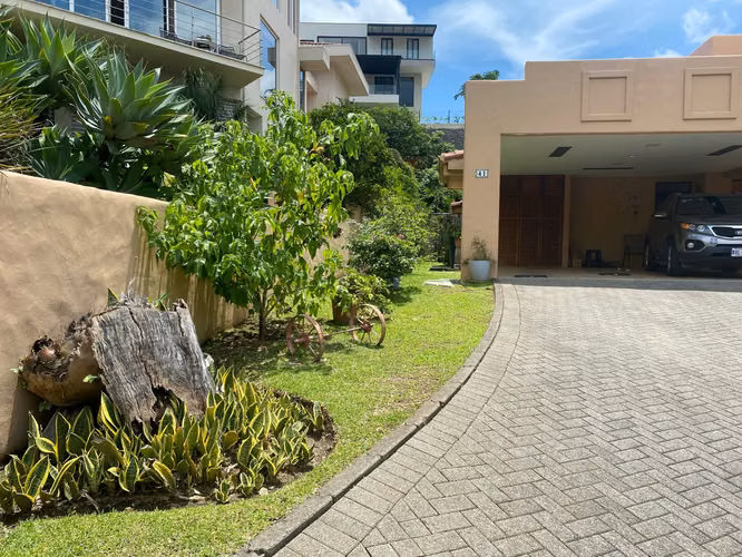 Venta de Casa de Lujo en Cerro Real, Escazú | Estilo Santa Fe | Piscina Privada