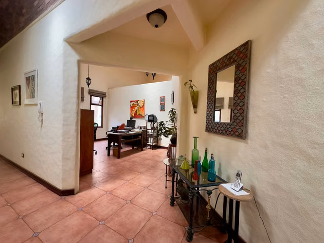 Venta de Casa de Lujo en Cerro Real, Escazú | Estilo Santa Fe | Piscina Privada