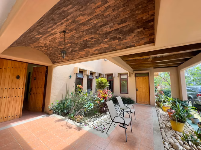 Venta de Casa de Lujo en Cerro Real, Escazú | Estilo Santa Fe | Piscina Privada