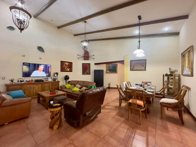 Venta de Casa de Lujo en Cerro Real, Escazú | Estilo Santa Fe | Piscina Privada
