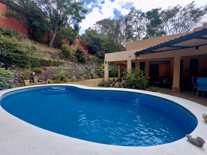 Venta de Casa de Lujo en Cerro Real, Escazú | Estilo Santa Fe | Piscina Privada