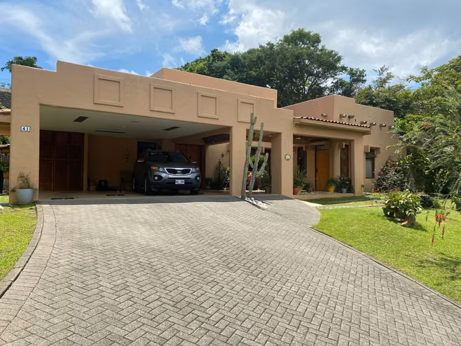 Venta de Casa de Lujo en Cerro Real, Escazú | Estilo Santa Fe | Piscina Privada