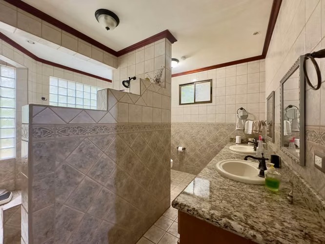 Venta de Casa de Lujo en Cerro Real, Escazú | Estilo Santa Fe | Piscina Privada