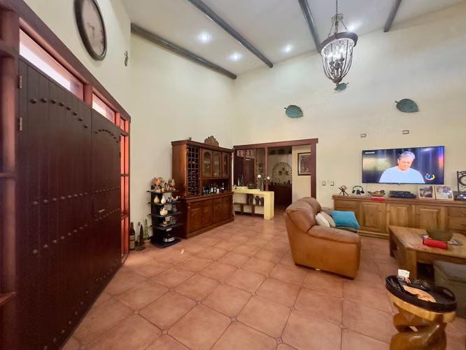 Venta de Casa de Lujo en Cerro Real, Escazú | Estilo Santa Fe | Piscina Privada