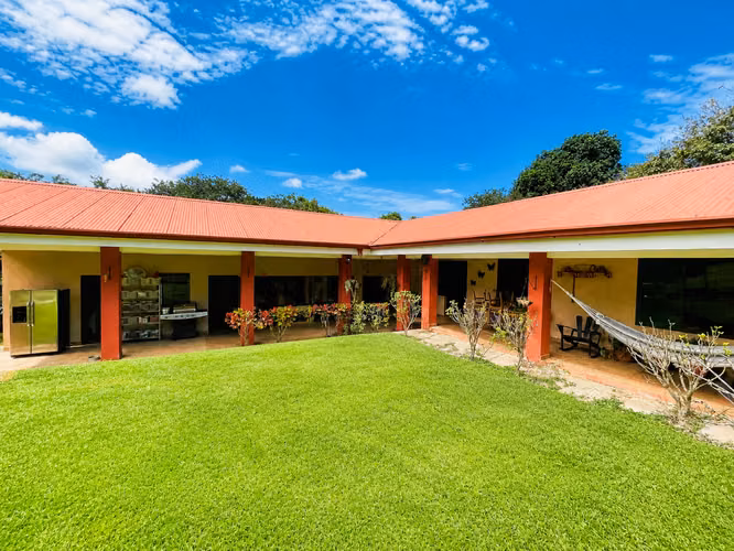 VENTA Casa Independiente de una Planta en Santa Ana | Lote 1,159 m² | Amplio Jardín